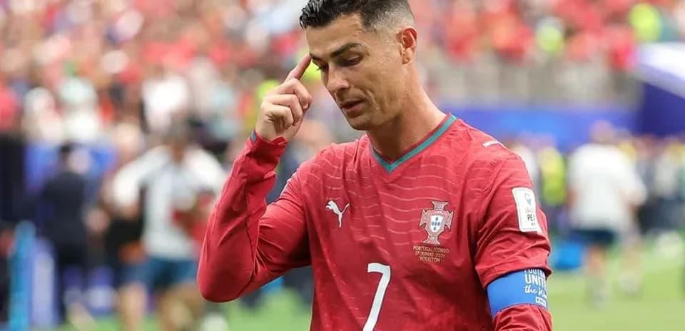 Cristiano Ronaldo tocándose la cabeza en el campo