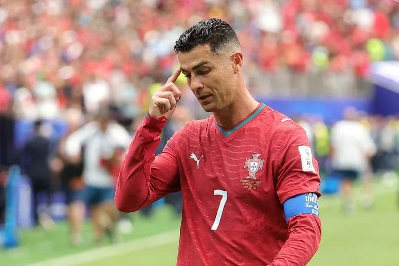 Cristiano Ronaldo tocándose la cabeza en el campo