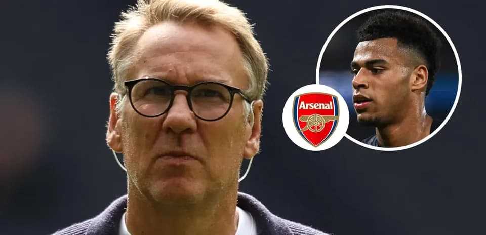 Entrenador de fútbol con imagen de jugador y logo de Arsenal