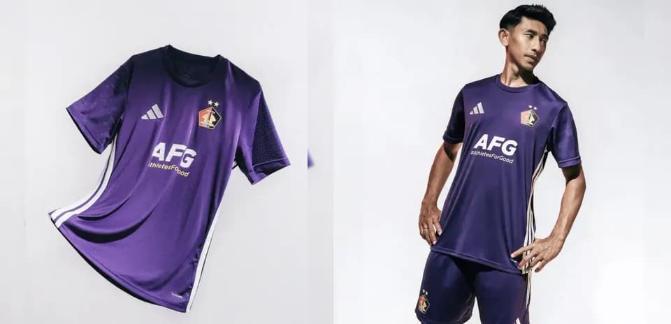 Jugador posando con camiseta de fútbol morada
