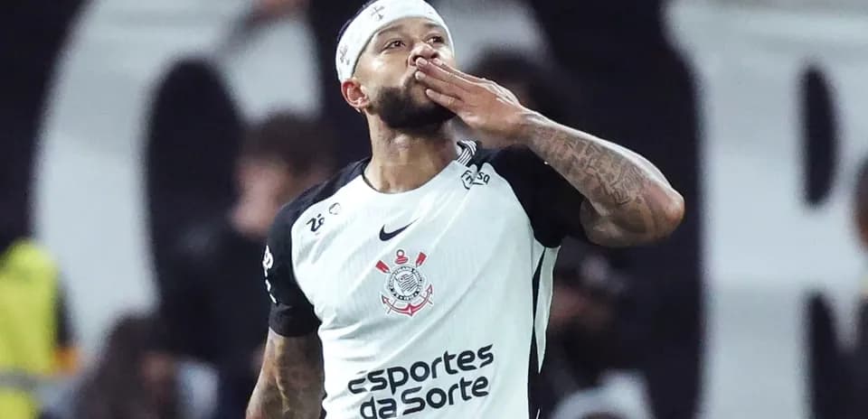 Jugador de Corinthians celebrando con beso tras gol