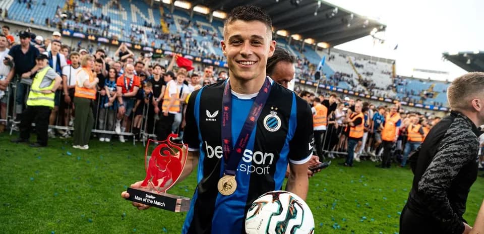 Jugador con premio y balón en celebración post-partido