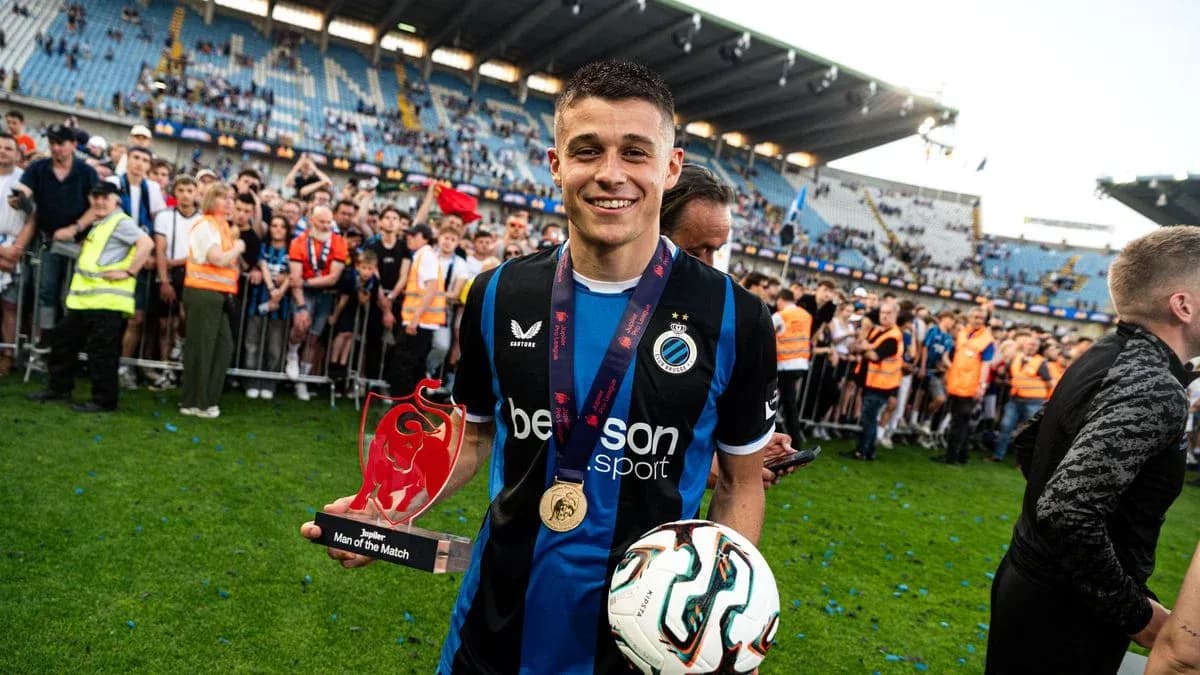 Jugador con premio y balón en celebración post-partido