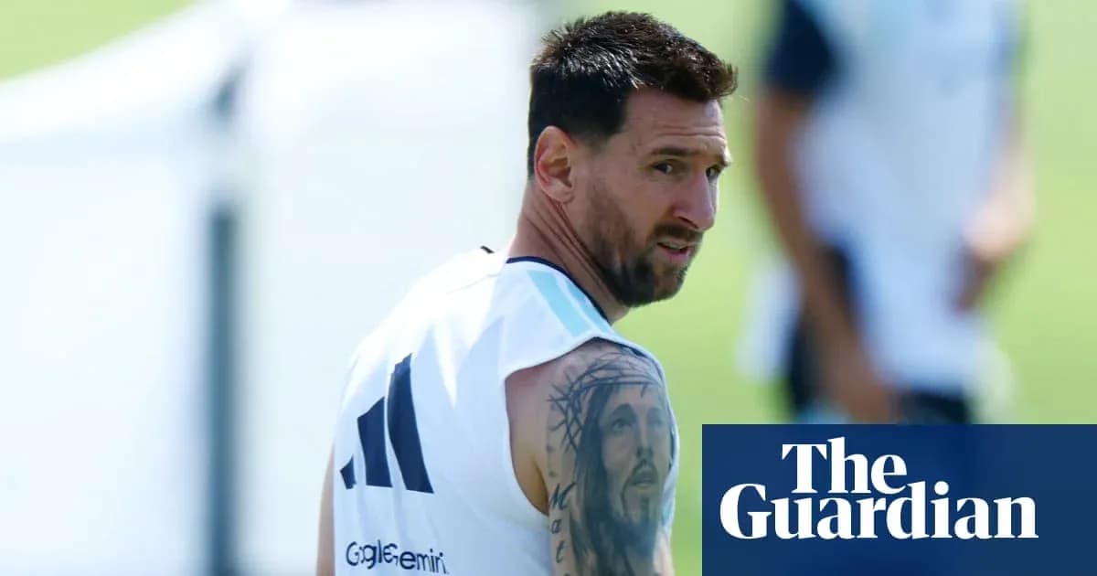 Lionel Messi entrenando con camiseta blanca y tatuaje visible