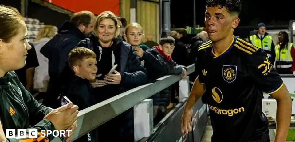 Jugador saliendo del campo rodeado de aficionados