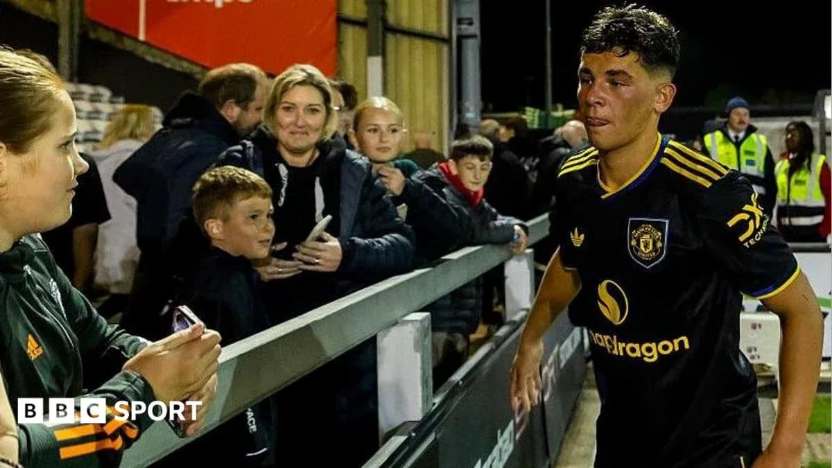 Jugador saliendo del campo rodeado de aficionados