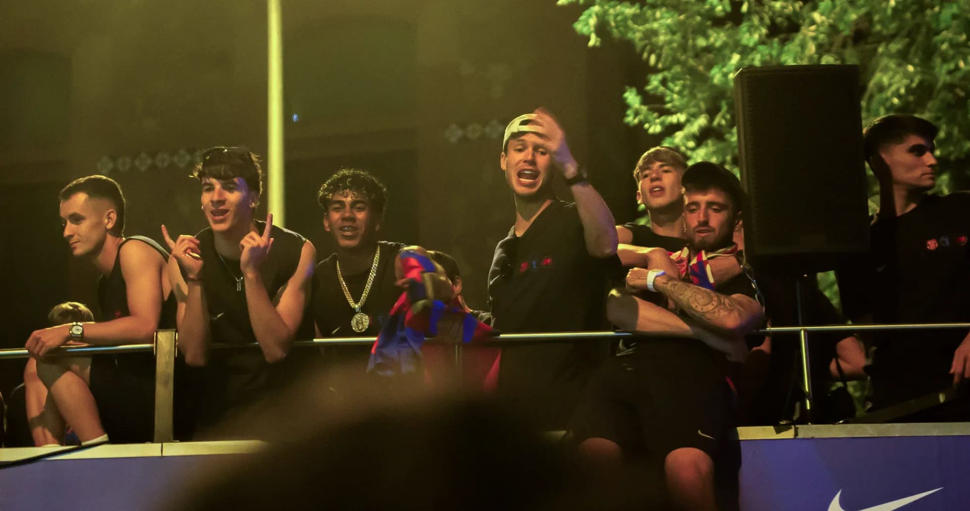 Grupo de aficionados animando en una celebración