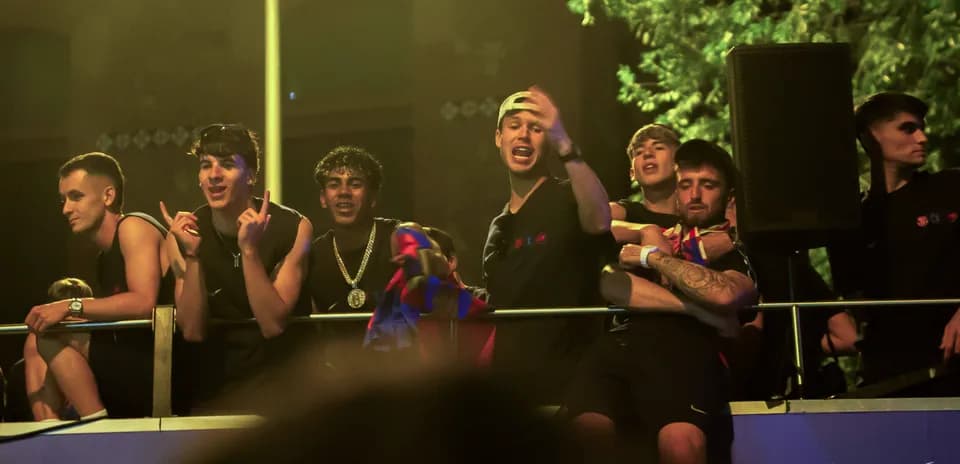 Grupo de aficionados animando en una celebración