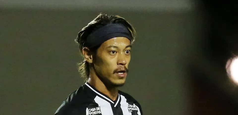 Jugador con camiseta negra y blanca durante un partido