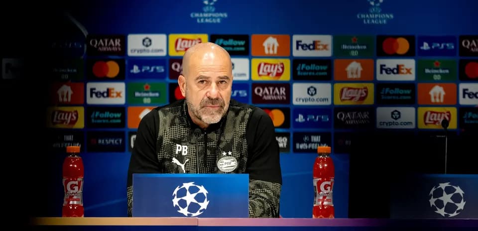Entrenador en rueda de prensa de la Champions League