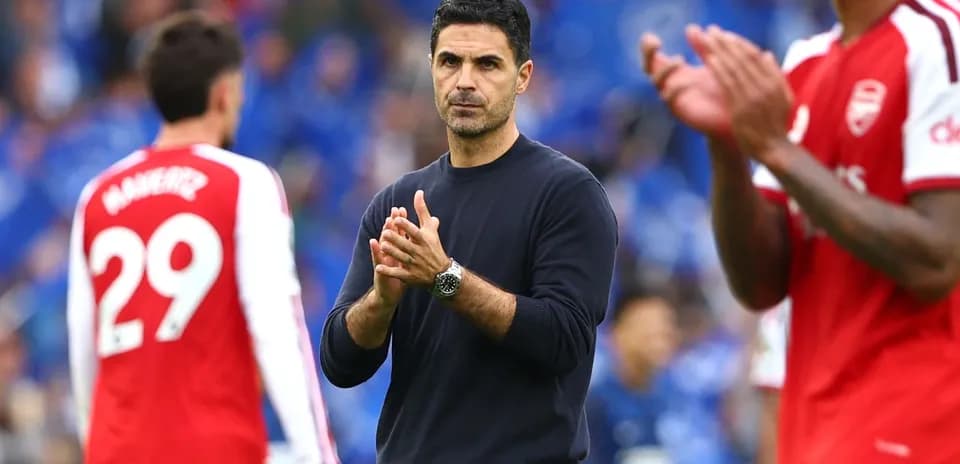 Entrenador aplaudiendo en el campo de juego