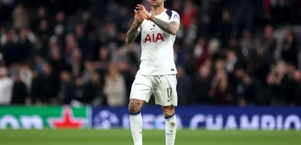 Jugador aplaudiendo a la afición tras el partido