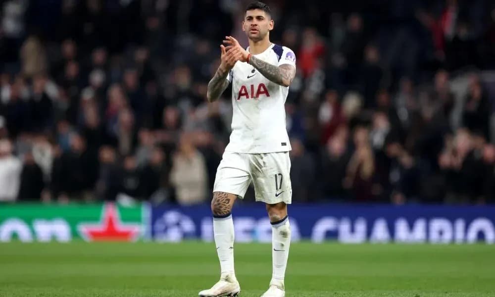 Jugador aplaudiendo a la afición tras el partido
