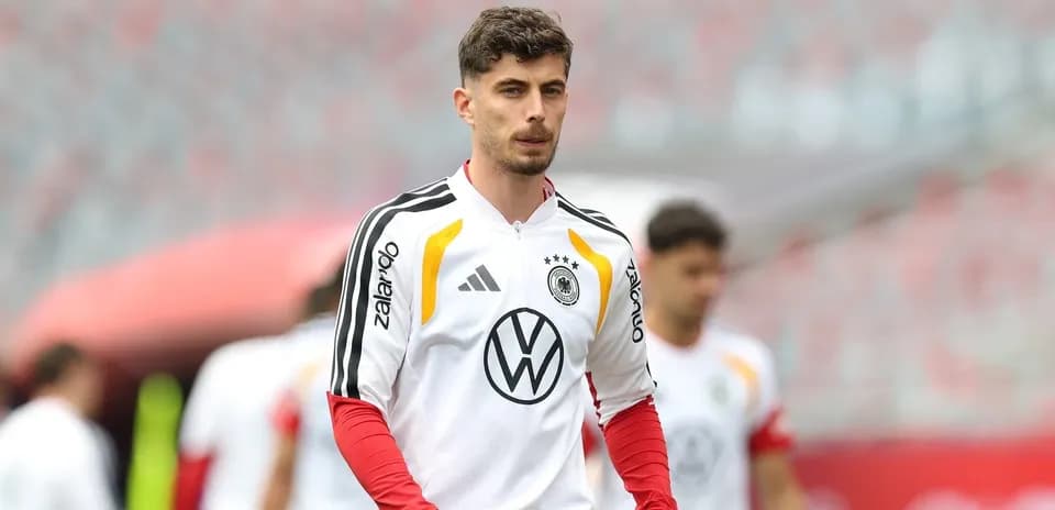 Jugador de Alemania caminando en el campo de entrenamiento