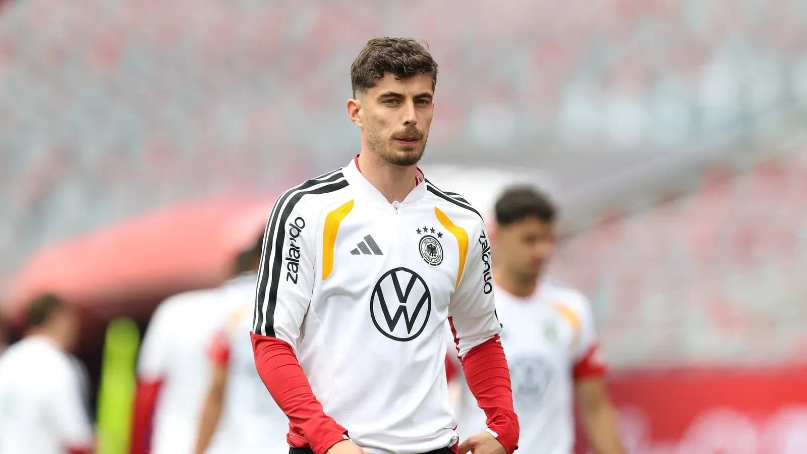 Jugador de Alemania caminando en el campo de entrenamiento