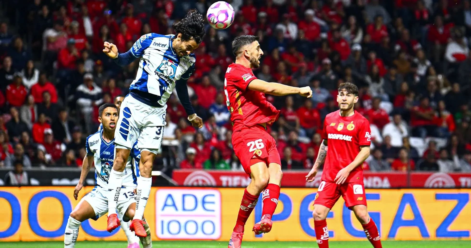 Jugador de Pachuca cabeceando el balón en el partido