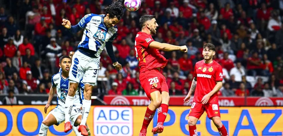 Jugador de Pachuca cabeceando el balón en el partido