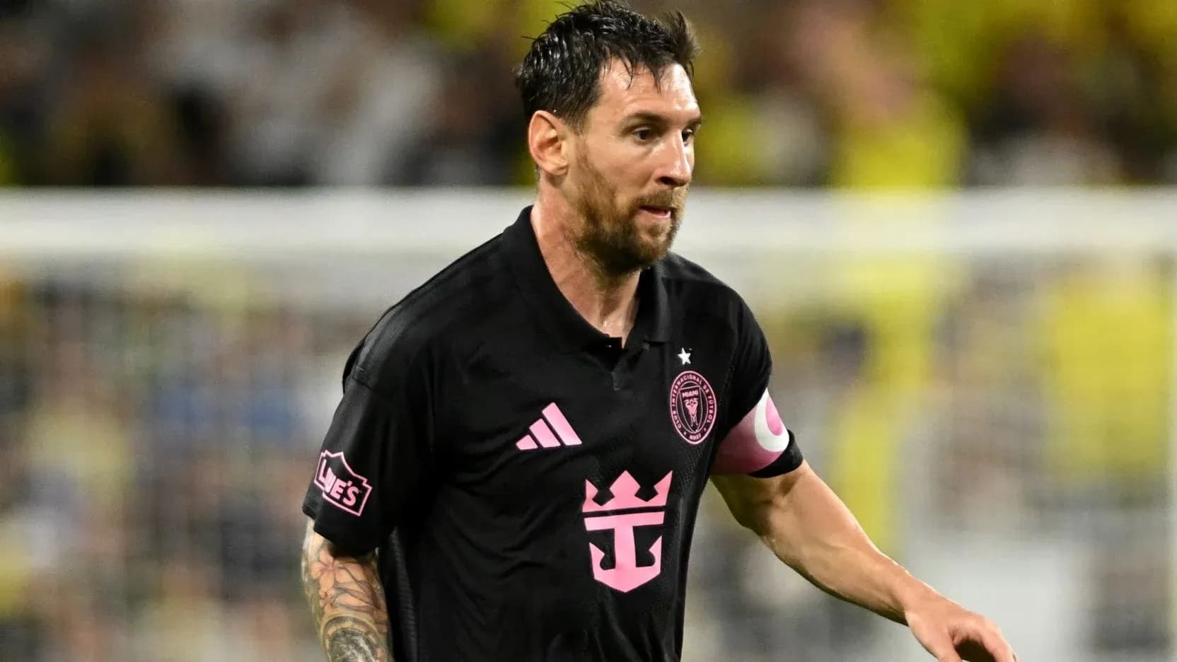 Jugador de Inter Miami corriendo durante el partido