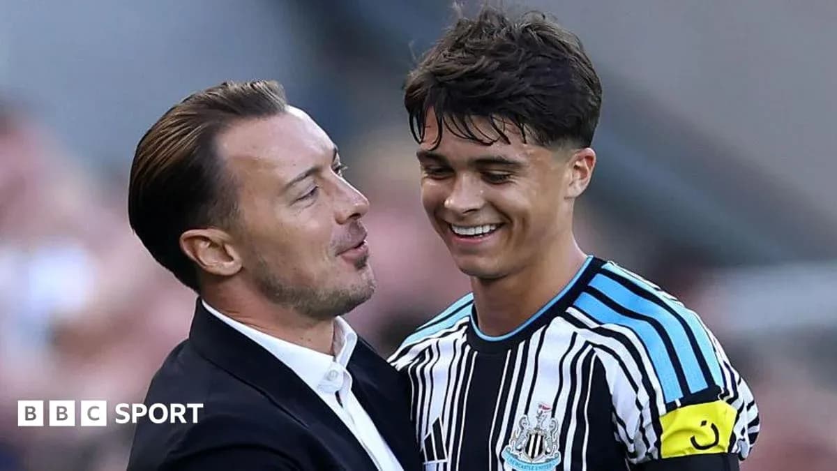 Entrenador y jugador de Newcastle celebrando juntos