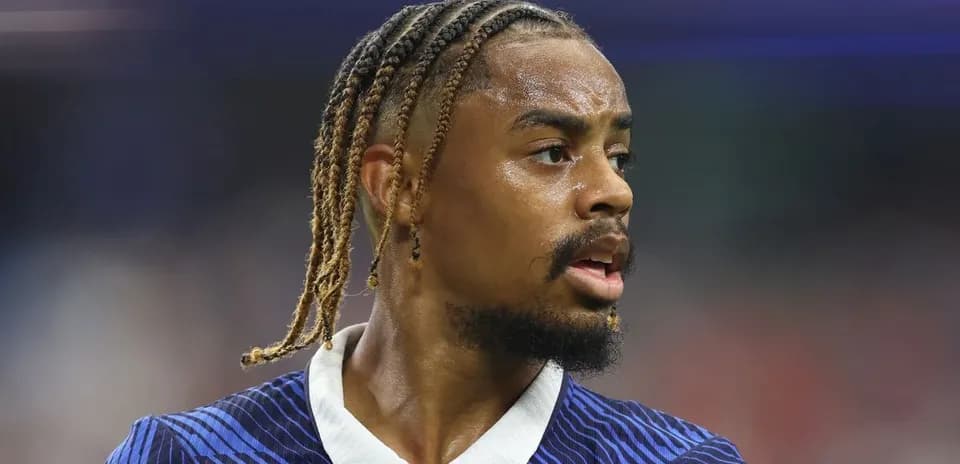 Jugador con trenzas en uniforme durante un partido