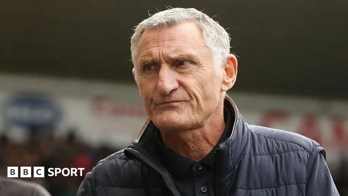 Entrenador en el campo durante un partido