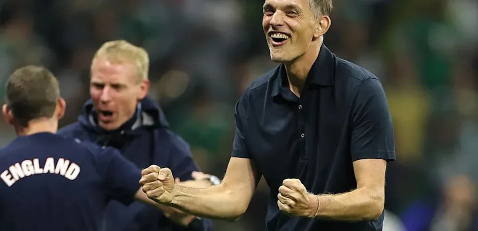 Entrenador celebrando con equipo tras victoria