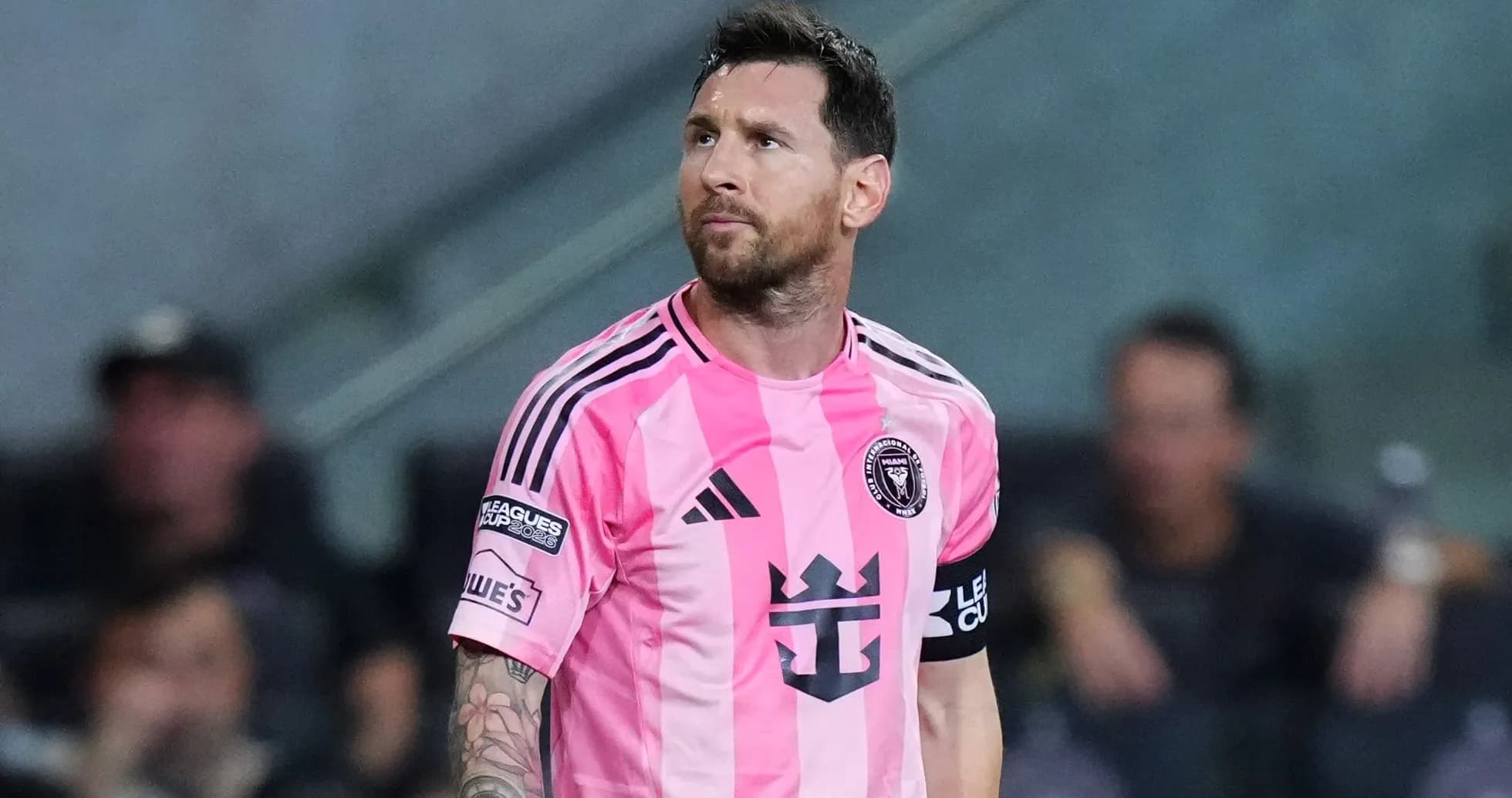 Jugador con camiseta rosa de Inter Miami en el campo