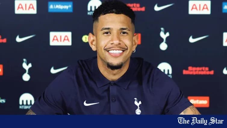 Jugador sonriendo en rueda de prensa de Tottenham