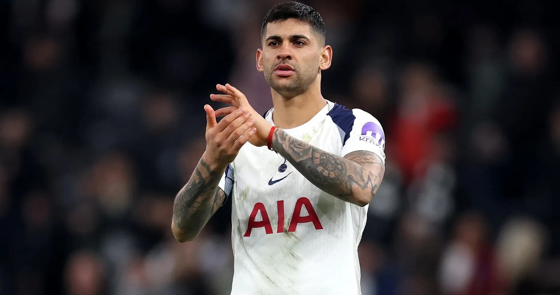 Jugador aplaudiendo con camiseta de Tottenham