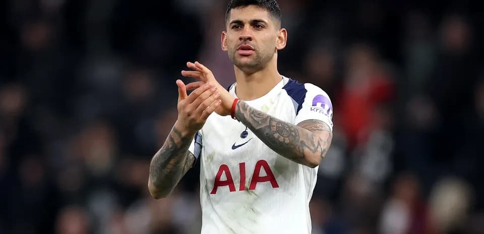 Jugador aplaudiendo con camiseta de Tottenham