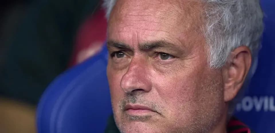 Entrenador sentado en el banquillo durante el partido