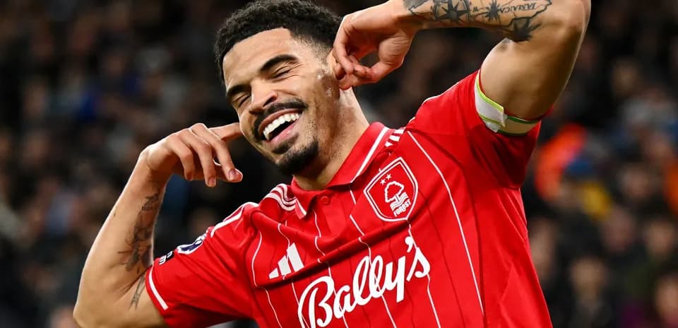 Jugador celebrando con gesto en partido de fútbol