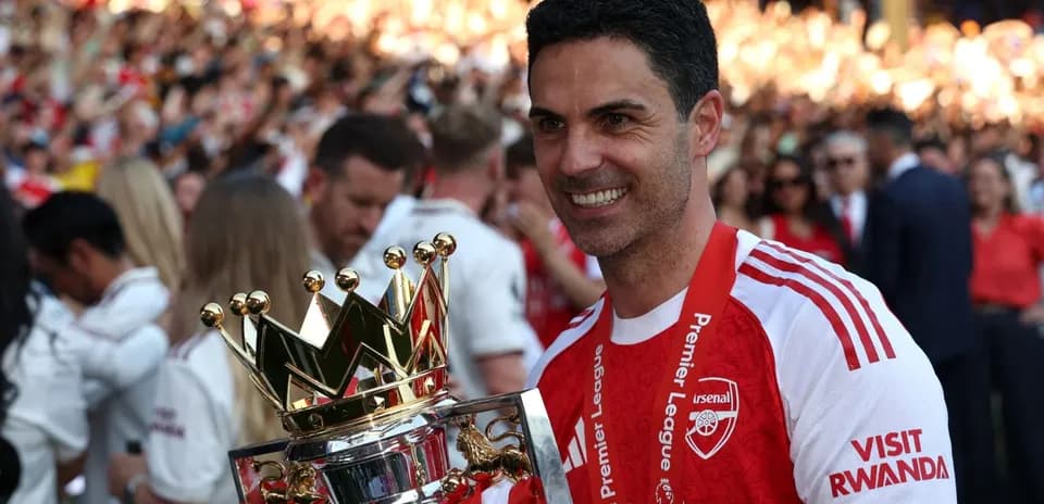 Entrenador de Arsenal sosteniendo el trofeo de la Premier League