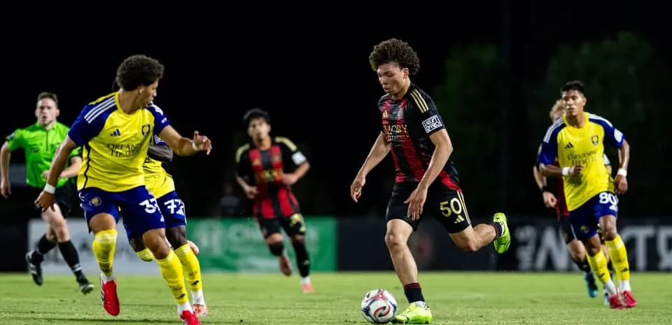 Jugadores de Atlanta United II en acción