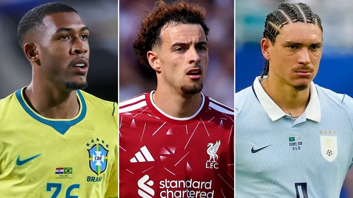 Tres jugadores de fútbol en sus camisetas nacionales