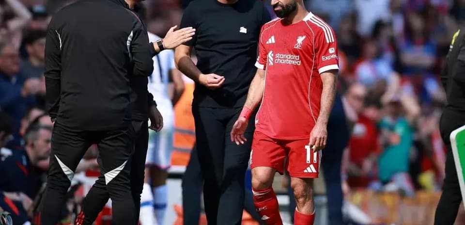 Mohamed Salah saliendo del campo con entrenadores