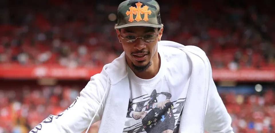 Jugador saludando en el estadio durante el evento