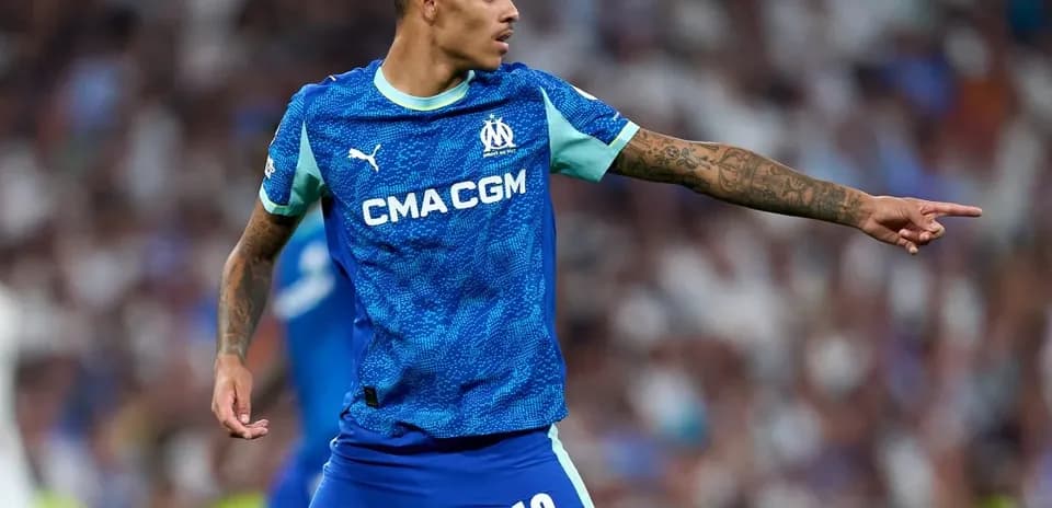 Jugador de Olympique de Marseille señalando durante el partido