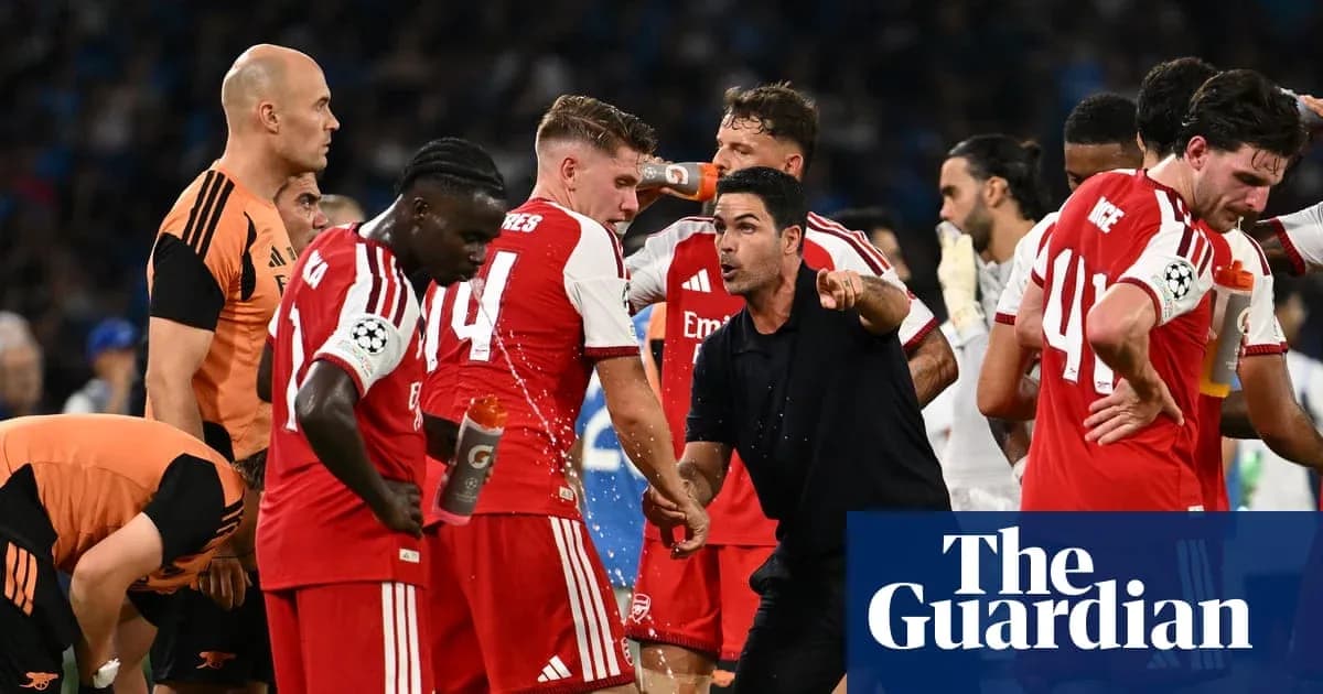 Entrenador hablando con jugadores de Arsenal durante descanso