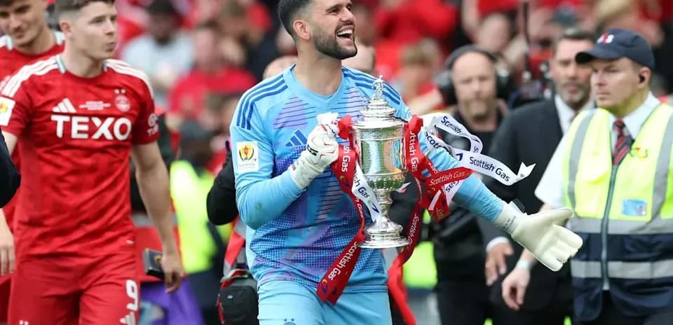 Portero celebrando con trofeo de la copa
