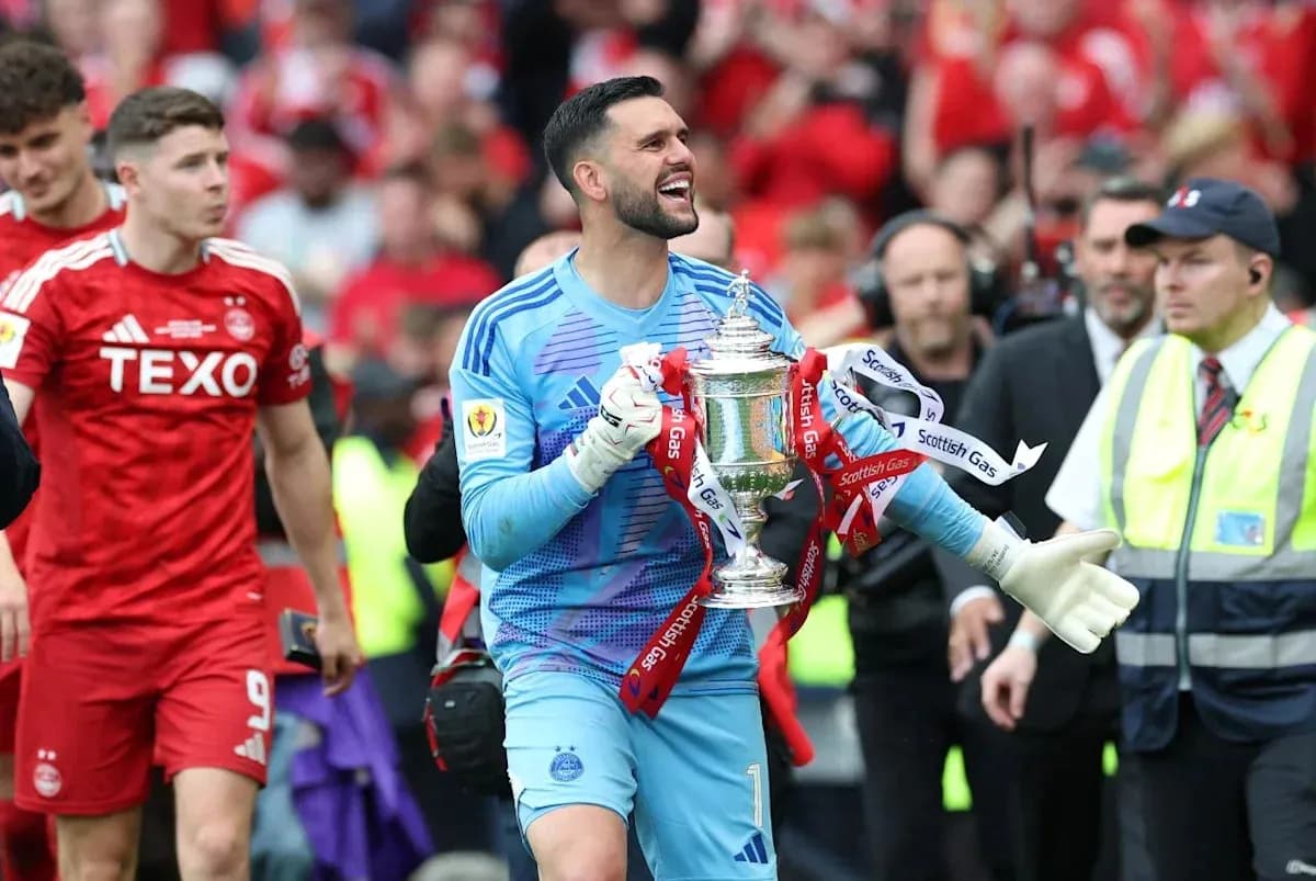 Portero celebrando con trofeo de la copa