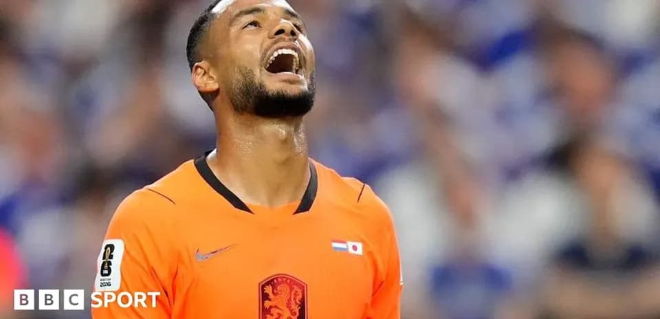 Jugador con camiseta naranja lamentándose en el campo