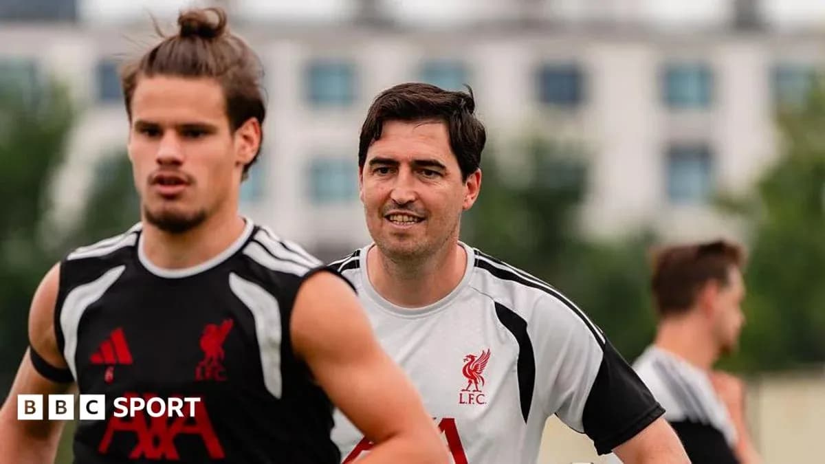 Jugadores de Liverpool entrenando en el campo