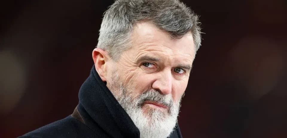 Hombre con barba y abrigo oscuro mirando hacia adelante