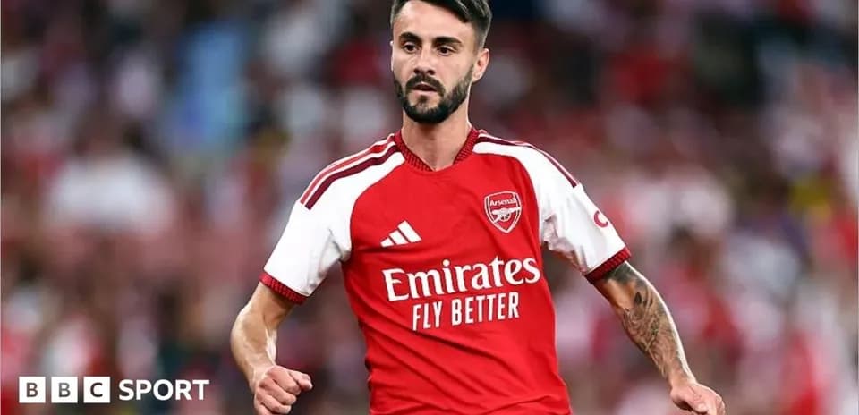 Jugador de Arsenal corriendo durante el partido