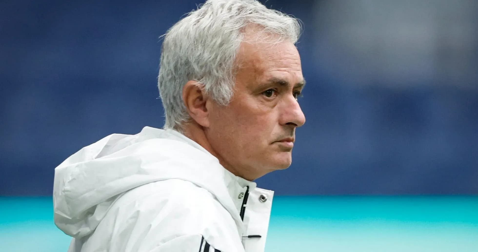 Entrenador observando el partido desde la banda