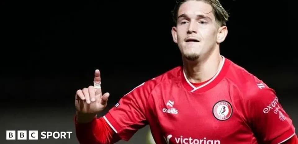 Jugador celebrando un gol con camiseta roja