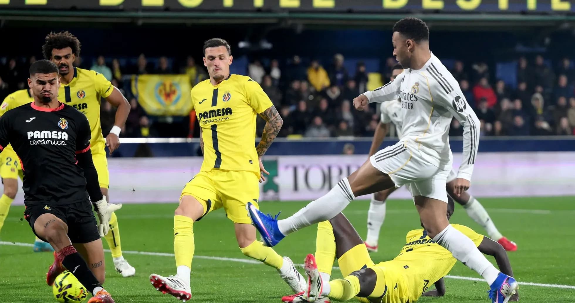 Jugador de Real Madrid supera a defensores de Villarreal