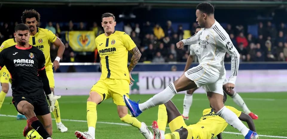 Jugador de Real Madrid supera a defensores de Villarreal