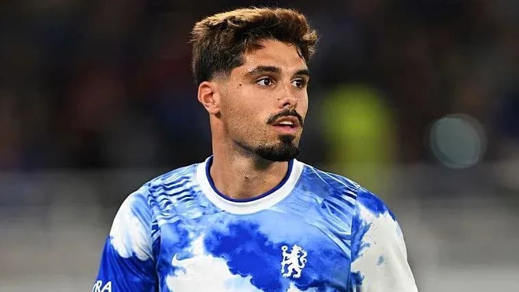 Jugador de Chelsea en uniforme azul durante partido